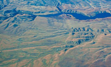 Kaliforniya 'nın uçan tepeleri ve gölleri gökyüzünün altındaki doğal güzellikleri gözler önüne seriyor..