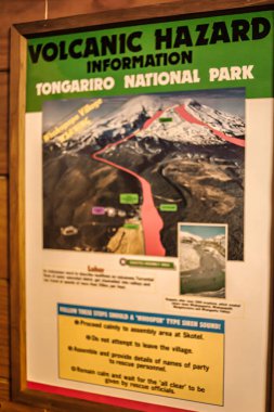 Yeni Zelanda, Whakapa - 30 Eylül 2009: Yeni Zelanda 'nın dağlık arazisindeki Tongariro Ulusal Parkı için volkanik tehlike detayları ve güvenlik tedbirlerini gösteren renkli bir işaret.