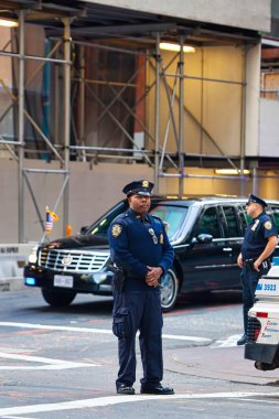 New York, ABD - 21 Eylül 2009: Memurlar Manhattan sokaklarında güvenliği korurken, araçlar gün içinde New York 'ta kentsel yaşamı gözler önüne seriyor.