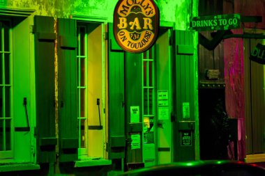 New Orleans, ABD - 23 Eylül 2009: New Orleans 'ın renkli bar dışı yeşil ışıklar ve gece saatlerinde canlı bir atmosfer.