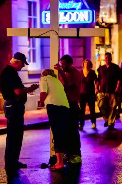 New Orleans, ABD - 23 Eylül 2009: İnsanlar gece New Orleans 'ta renkli ışıklar ve canlı bir atmosferle çevrili canlı bir caddede etkileşim halindeler.