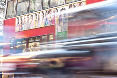 Londra, Birleşik Krallık - 20 Mart 2009: Yoğun bir Londra caddesi yoğun saatlerde hareket halindeki araçlar ve yayalarla çevrili kırmızı bir çift katlı otobüse sahiptir.