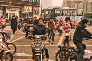 Chengdu, Çin - 27 Kasım 2009: Chengdu 'nun işlek caddeleri insanların karşıya geçtiği ve yoğun siste gezinen araçların bulunduğu sıradan bir gün..