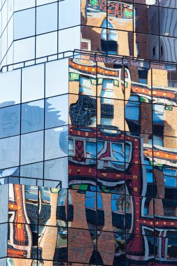 New York, ABD - 21 Eylül 2009: Manhattan 'daki uzun binalar, çevredeki yapılardan gelen karmaşık tasarım ve renkleri yansıtarak canlı bir görsel ekran oluşturdu.