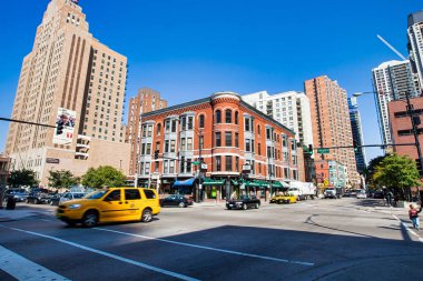 Chicago, ABD - 18 Eylül 2009: Şikago 'da trafik hareketli bir kavşaktan geçiyor açık güneşli bir günde yüksek binalar caddeleri kaplıyor.