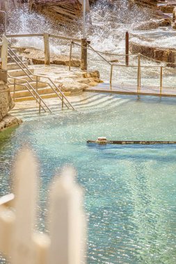 Bondi Plajı, Avustralya - 14 Ekim 2009: Ziyaretçiler, Sydneys 'in ikonik plaj bölgesinin güzelliğini gözler önüne seren dalgaların yakınındaki Bondis havuzlarının sakin sularının tadını çıkarıyorlar.