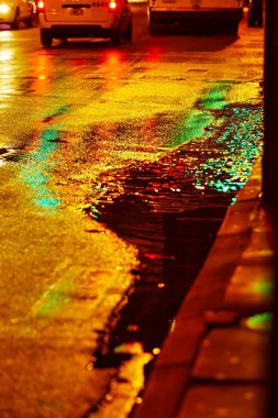 Chicago, ABD - 20 Eylül 2009: Chicago 'da geceleri canlı bir şehir manzarası sergilenen yağmurun ardından renkli yansımalar ıslak kaldırımda dans ediyor.