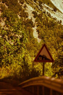 Col de Glaudon, Fransa - 10 Temmuz 2009: Savoie 'de dolambaçlı bir yol Col de Glaudon' dan geçiyor görkemli alp ağaçları ve gradyan işareti ile