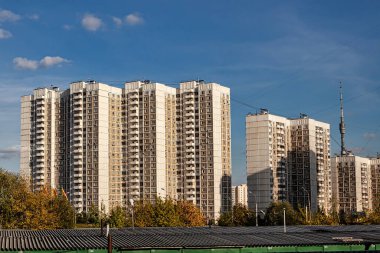Moskova, Rusya - 10 Eylül 2010: Moskova 'da şehir mimarisi ve yeşillik sergilenen açık mavi gökyüzüne karşı yüksek konut binaları yükseliyor.