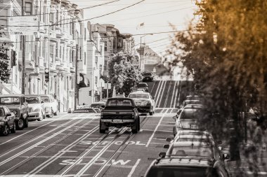 San Francisco, ABD - 27 Ekim 2009: San Francisco 'nun sarp sokakları boyunca trafik hareketleri güneşli bir günde şehirlerin benzersiz özelliklerini gözler önüne seriyor.