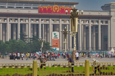 Pekin, Çin - 18 Temmuz 2010: Ziyaretçiler ve işçiler Pekin 'deki Tiananmen Meydanı' nı açık bir gökyüzü altında doldururken bir etkinlik hazırlıkları yapılıyor.