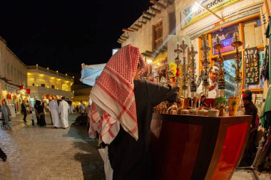 Doha, Katar - 28 Ocak 2010: Ziyaretçiler canlı bir akşamda Doha Katar 'daki canlı pazarı keşfedip yerel el sanatları ve eşsiz tatlardan keyif alıyorlar.
