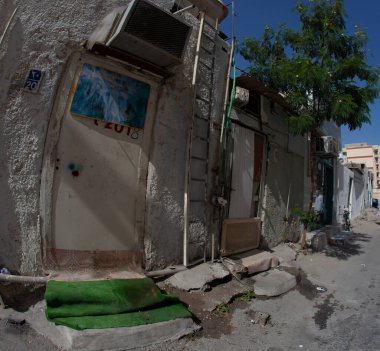 Doha, Katar - 29 Ocak 2010: Parlak gün ortası ışığı Doha 'nın dar bir caddesini aydınlatıyor Ortadoğu' da eşsiz bir mimari ve canlı yerel yaşamı gözler önüne seriyor.