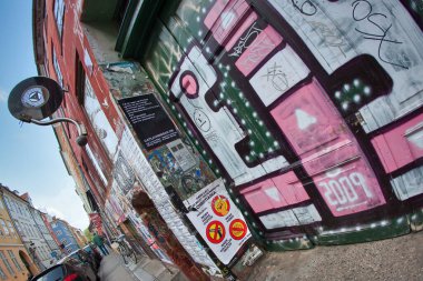 Kopenhag, Danimarka - 17 Mayıs 2010: Renkli graffiti, Kopenhag 'da canlı kentsel sanat sahnesi ve sokak boyunca toplu mesajlar içeren bir binayı dekore etti.