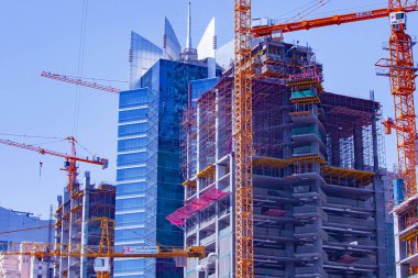 Doha, Katar - 27 Ocak 2010: Doha Katar 'daki gökdelenlerin üstündeki vinç kulesi açık mavi gökyüzü altında şehrin hızlı modernizasyonunu sergiliyor.