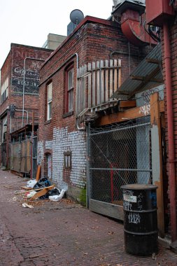 Seattle, ABD - 29 Ekim 2009: Seattle 'da bir ara sokağı keşfetmek kırsal mimariyi ve dağınık enkaz ve tuğla duvarların ortasındaki kentsel yaşamı ortaya çıkardı.