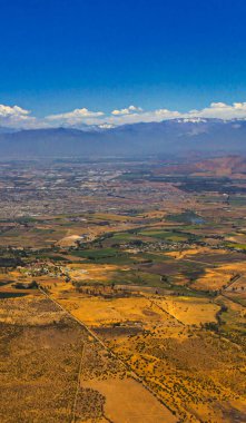 Santiago de Chile, Şili - 12 Kasım 2014: Şili 'nin merkezi şarap ve tarım ülkesinin havadan görünüşü