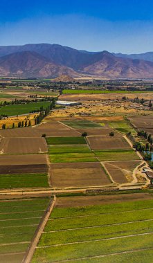 Santiago de Chile, Şili - 12 Kasım 2014: Şili 'nin merkezi şarap ve tarım ülkesinin havadan görünüşü