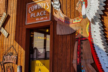 Flagstaff, ABD - 29 Aralık 2011: Arizona 'daki Cowboys Place' in girişini süsleyen renkli ahşap süsler, ziyaretçileri yerel kültürü keşfetmeye davet ediyor.
