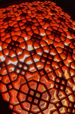 Agra, Hindistan - 17 Eylül 2011: Eşsiz geometrik tasarımlar Agra 'da yerel mimarinin güzelliğini ve işçiliğini gösteren çarpıcı görüntüler yarattı.