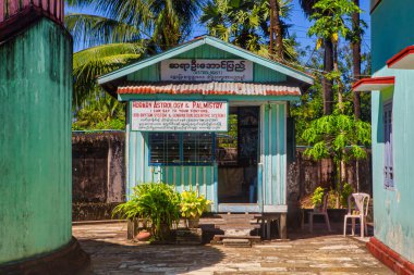 Bago, Myanmar - 03 Aralık 2012: Balo Myanmar 'daki renkli bir astroloji merkezi, tropikal yeşilliklerle çevrili palmiye ve horary astroloji hizmetlerine sahiptir..