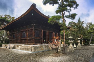 Nagano, Japonya - 23 Ekim 2017: Bu dingin ortam, Japonya 'da sonbahar boyunca yemyeşil yemyeşil ile çevrili geleneksel bir ahşap tapınağa sahiptir..