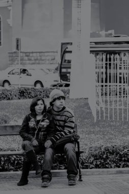 Lima, Peru - 13 Ağustos 2010: İki genç güneşli bir günde Miraflores Lima 'da bir bankta şefkatli bir öpücük paylaştı