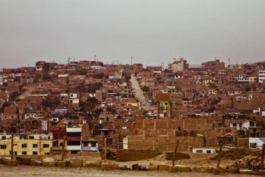 Lima, Peru - 13 Ağustos 2010: Lima 'daki gecekondu mahallesinin genel görünümü kötü yapılar ve tepeler arasında evler sergileniyor.