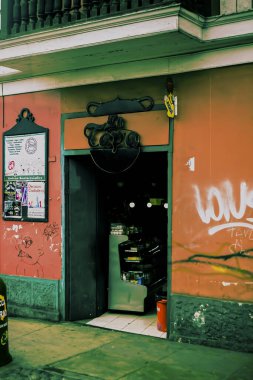 Lima, Peru - 13 Ağustos 2010: Lima Peru 'da bir mahalle mağazasına giriş, dışarıda grafiti ve yerli ve ziyaretçiler için hoş geldin atmosferi.