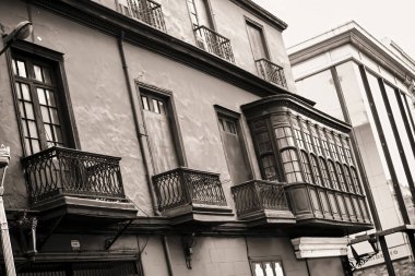 Lima, Peru - 13 Ağustos 2010: Koloni Avrupa tarzı cephe Lima Peru 'nun tarihi şehir merkezinde geçmişten kalma mimari güzellikler sergilendi.