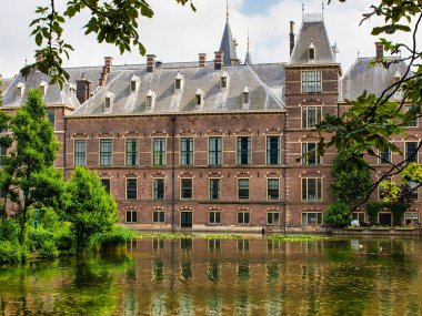 Lahey, Hollanda - 26 Temmuz 2013: Binnenhof şatosu kompleksi Hollanda hag 'daki gölete yansıyor.