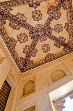 Jaipur, Hindistan - 16 Eylül 2011: Ziyaretçiler, zengin kültür mirasını sergileyen Jaipur Hindistan 'daki tarihi bir yapının ayrıntılı tavan sanatına hayran kaldılar.