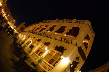 Doha, Katar - 28 Ocak 2010: Geleneksel Katar binası, yumuşak ışığın karmaşık ayrıntıları ve Doha 'da hoş karşılama atmosferiyle gece parlıyor.