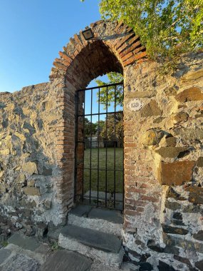 colonia del sacramento, uruguay - 2 Kasım 2022: Colonia del Sacramento Uruguay 'ın tarihi bölgesinde antik kaldırım taşlarının arasında büyüleyici bir giriş kapısı bulunuyor