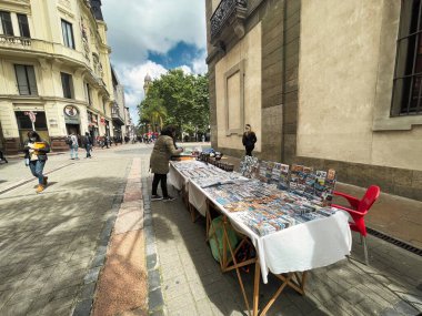 Montevideo, Uruguay - 31 Ekim 2022: Bir kişi Ciudad Vieja Montevideo 'daki bir sokak standında çeşitli hediyelik eşya satmakla meşgul..