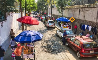 Mexico City, Mexico - 27 Nisan 2010: Bir kadın, kaldırımda battaniyeli ve hediyelik eşya satan Meksikalı bir sokak satıcısı