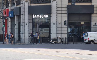 Buenos Aires, Arjantin - 28 Ekim 2022: Asyalı elektronik üreticisi Samsung 'un şehirde şirket logosu dışında bir mağazası var.