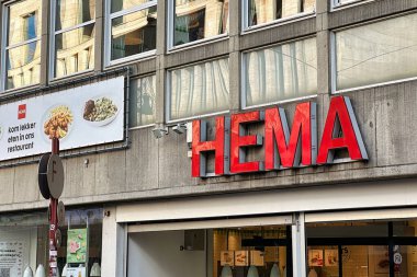 Lahey, Hollanda - 23 Ocak 2023: bir hema deposu ve Hollanda 'daki düşük maliyetli mağaza işareti