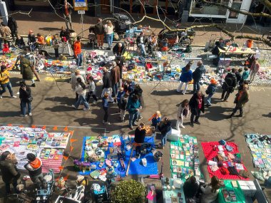 Den Haag, Hollanda - 27 Nisan 2023: Den Haag 'da düzenlenen kutlamalar sırasında çocuklar coşkulu bir şekilde oyuncak ve kitap satıyor..