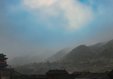 Pekin, Çin - 18 Ekim 2017: Sabah sisi Çin Seddi 'ni gizliyor ve Pekin' de sakin ve gizemli bir atmosfer yaratıyor..