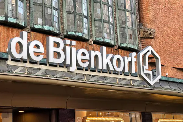 Lahey, Hollanda - 23 Ocak 2023: de bijenkorf Hollanda mağazalarının ön ve tabelalarını depolama