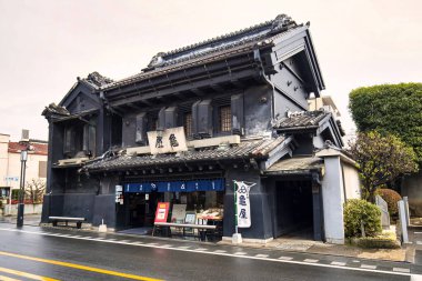 Kawagoe, Japonya - 25 Ekim 2017: Kawagoe Japonya 'da güzel korunmuş bir kurazukuri yapısı geleneksel mimari ve kültür mirasını sergiliyor.