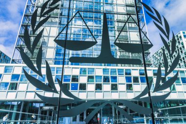 Lahey, Hollanda - 19 Nisan 2016: Uluslararası Icc ceza mahkemesinin logosu binanın girişinde..