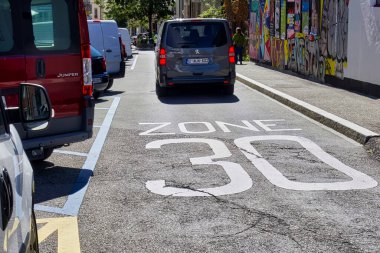 Cenevre, İsviçre - 08 Eylül 2022: Sokaktaki bir tabela sürücülerin bu bölgede saatte 30 kilometre hız sınırlamasına işaret ediyor