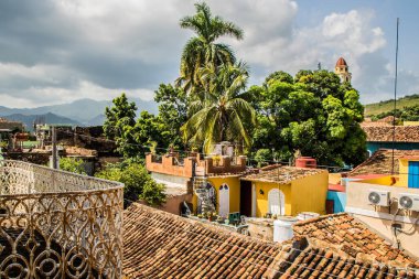 Trinidad, Küba - 15 Temmuz 2018: Canlı çatılar ve yemyeşil alanlar dramatik bir gökyüzü altında Trinidad Küba 'nın cazibesini sergiliyor.