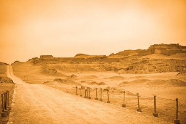 Lima, Peru - 13 Ağustos 2010: Peru 'daki Pachacamac antik arkeolojik sahasında İnka öncesi tapınaklar ve tarihi bir şehir keşfedin
