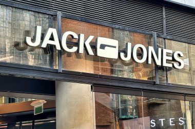 Lahey, Hollanda - 23 Ocak 2023: Danimarka krikosu ve jones giyim ve moda zincirinin ön ve tabelalarını depolama