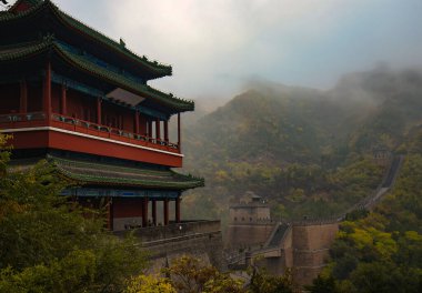 Pekin, Çin - 18 Ekim 2017: Sabah sisi Pekin yakınlarındaki dağlara kurulmuş Çin Seddi üzerindeki bir gözetleme kulesini çevreledi.