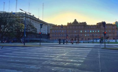 Buenos Aires, Arjantin - 29 Ekim 2022: yaya geçidi ve insanlar başkanın ünlü Casa Rosada evine doğru yürüyorlar.