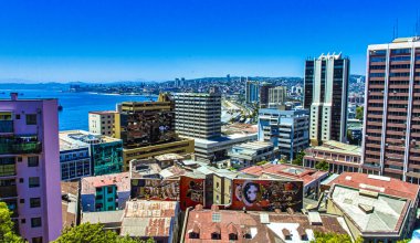 Valparaiso, Şili - 13 Kasım 2014: Turistler Valparaiso Şili 'nin renkli grafiti ve UNESCO sitesindeki çarpıcı mimari ile çevrili canlı sokaklarını keşfediyorlar.